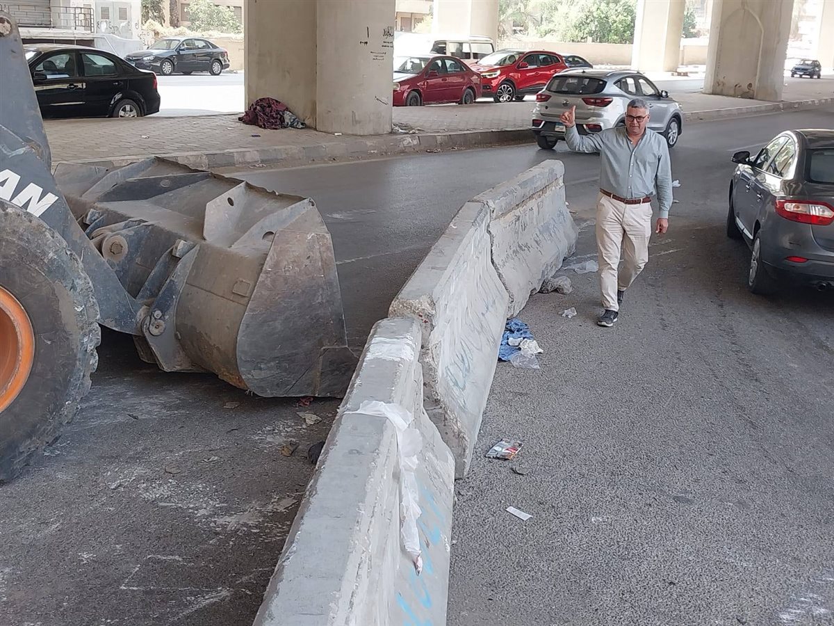 جانب من تركيب الحواجز الخرسانية&nbsp;