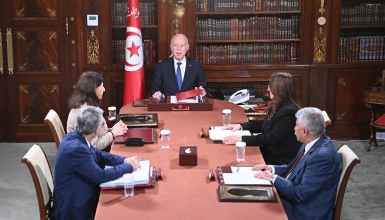 الرئيس التونسي يقيل وزيرة الطاقة قبيل حسم البرلمان لمشاريع طاقات متجددة