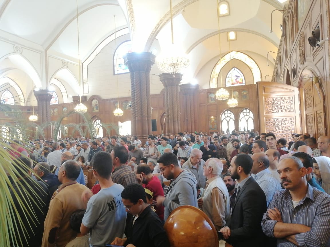 السعف والتراتيل تزين كنائس الفيوم فى أحد