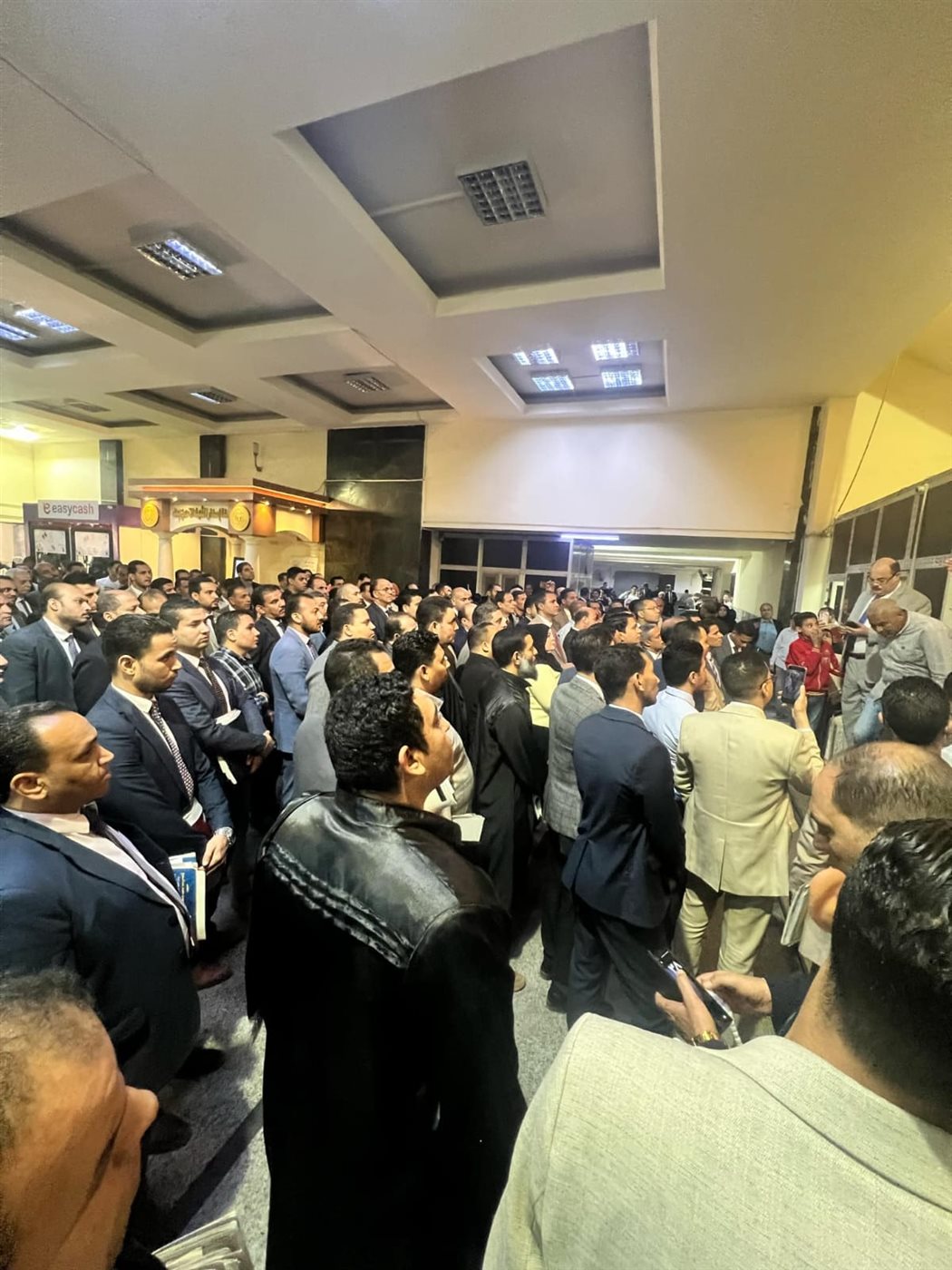 محاموالفيوم ينظمون وقفة احتاجية أعتراضًا على زيادة الرسوم القضائية