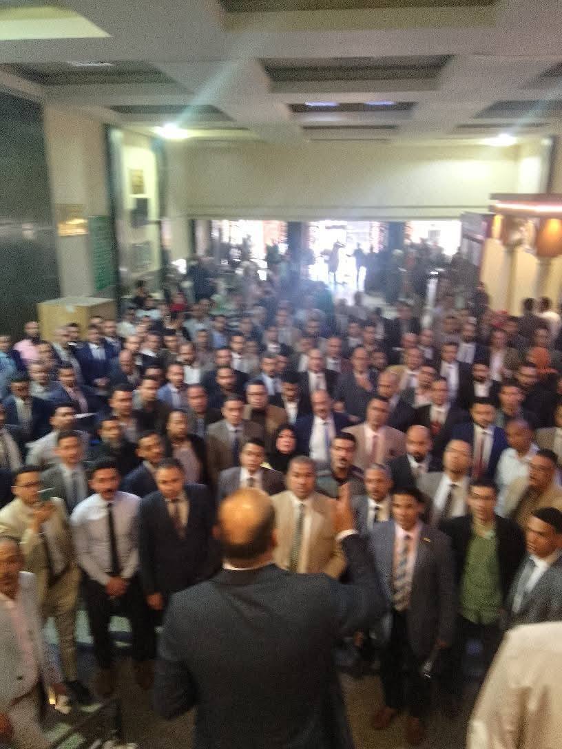 محاموالفيوم ينظمون وقفة احتاجية أعتراضًا على زيادة الرسوم القضائية