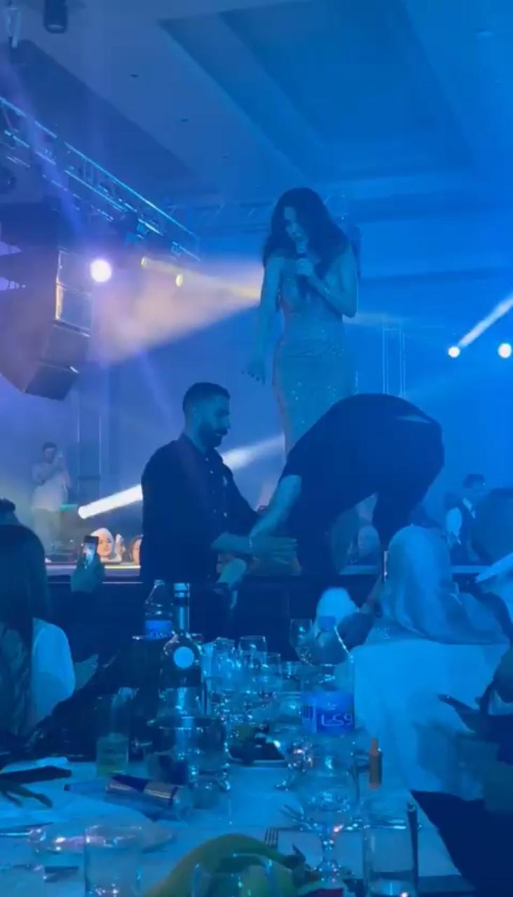 سيرين عبد النور تدافع عن معجب حاول اقتحام مسرحها بعد دفع الأمن له بالقوة
