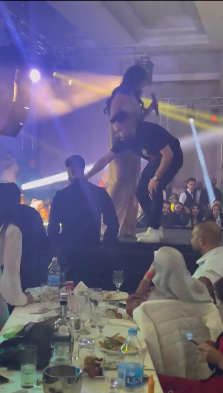 سيرين عبد النور تدافع عن معجب حاول اقتحام مسرحها بعد دفع الأمن له بالقوة