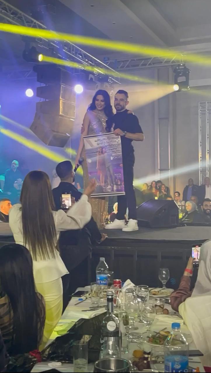 سيرين عبد النور تلتقط صورة مع معجب حاول اقتحام مسرحها بعد دفع الأمن له بالقوة
