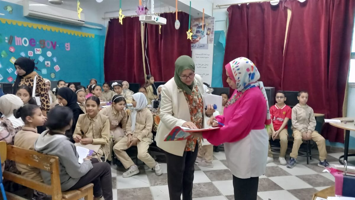 كريم طالبات مدرسة العزب الإعدادية المشتركة الفائزات بحفظ القرأن