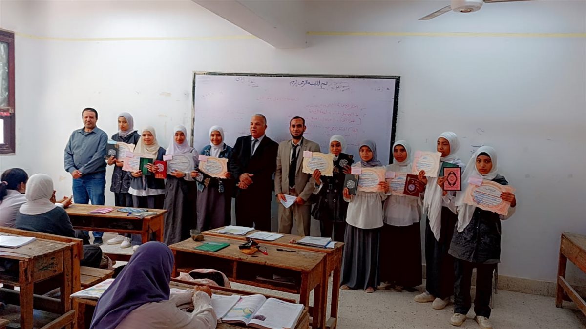 كريم طالبات مدرسة العزب الإعدادية المشتركة الفائزات بحفظ القرأن