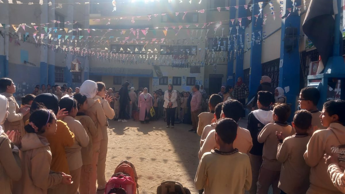 كريم طالبات مدرسة العزب الإعدادية المشتركة الفائزات بحفظ القرأن