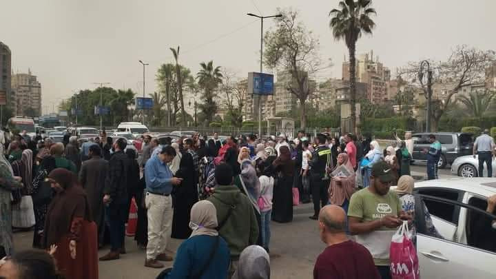 المرضى أمام مستشفى أورام دار السلام