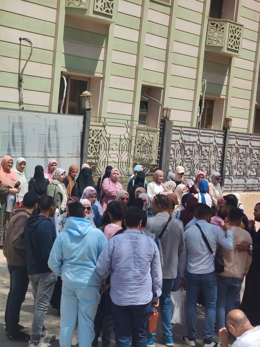 وقفة احتجاجية لأوائل الخريجين بجامعة الأزهر