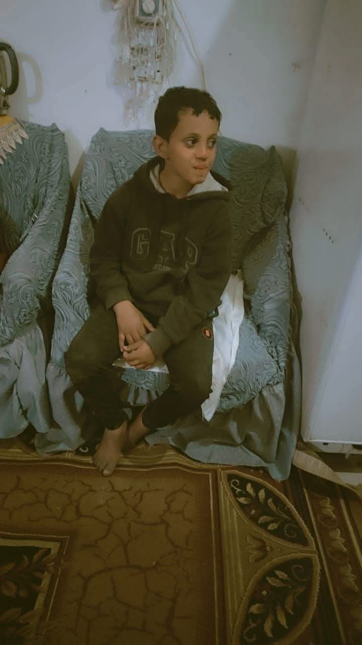 الطفل قبل تسليمه لوالده