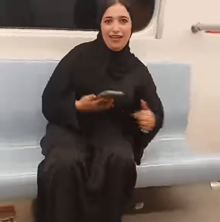 جانب من فيديو رقص فتاتين داخل محطة مترو الأنفاق