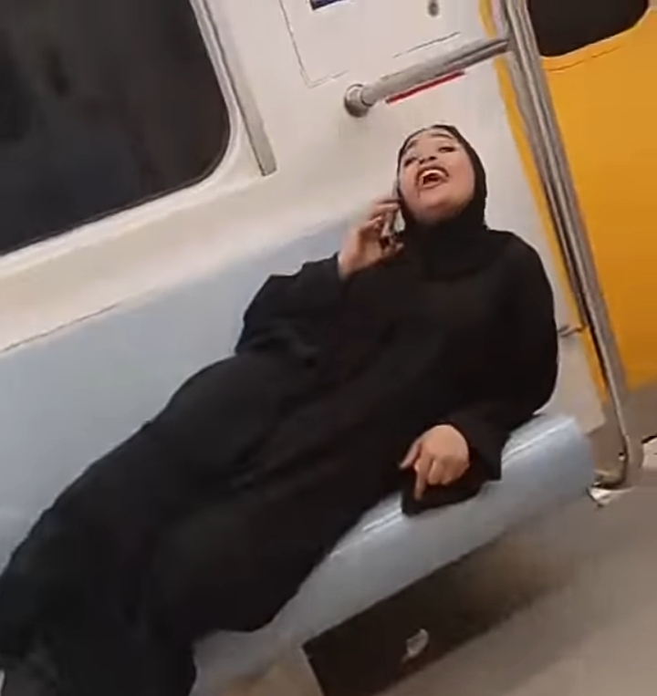 جانب من فيديو رقص فتاتين داخل محطة مترو الأنفاق