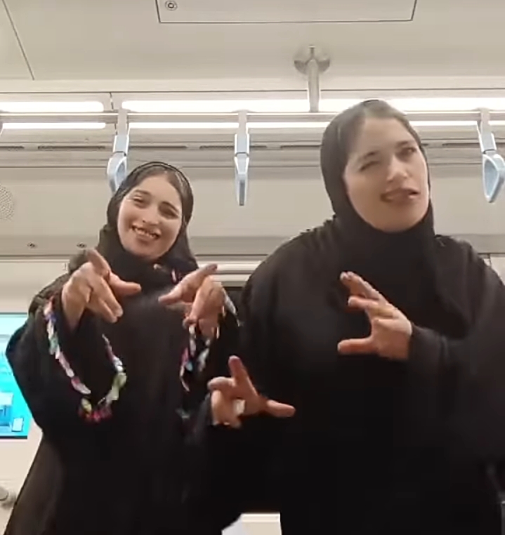 جانب من فيديو رقص فتاتين داخل محطة مترو الأنفاق