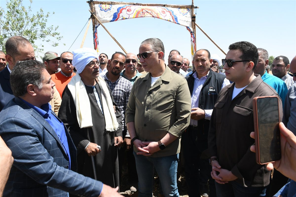 محافظ الفيوم يفتتح موسم حصاد القمح بأحد الحقول الزراعية بقصر رشوان