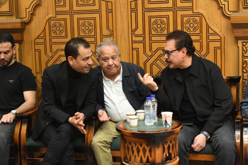 نجوم الفن والغناء والإعلام يؤدون واجب العزاء في الفنان الراحل سليمان عيد
