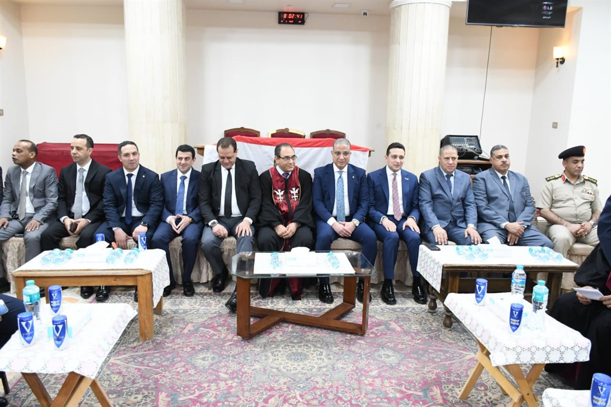 محافظ الفيوم يزور الكنائس لتقديم التهنئة للإخوة الأقباط بعيد القيامة المجيد