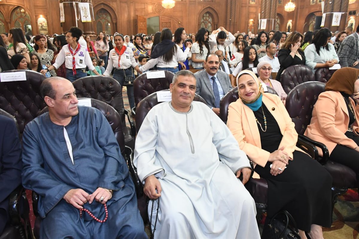 محافظ الفيوم يزور الكنائس لتقديم التهنئة للإخوة الأقباط بعيد القيامة المجيد