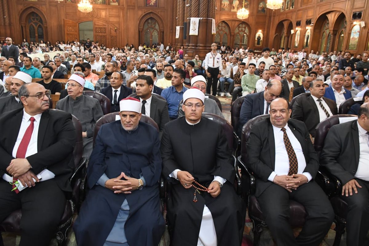 محافظ الفيوم يزور الكنائس لتقديم التهنئة للإخوة الأقباط بعيد القيامة المجيد