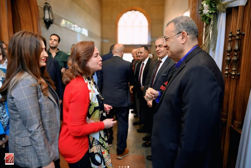 الفنانة إلهام شاهين تشارك في قداس عيد القيامة المجيد بالكنيسة الإنجيلية