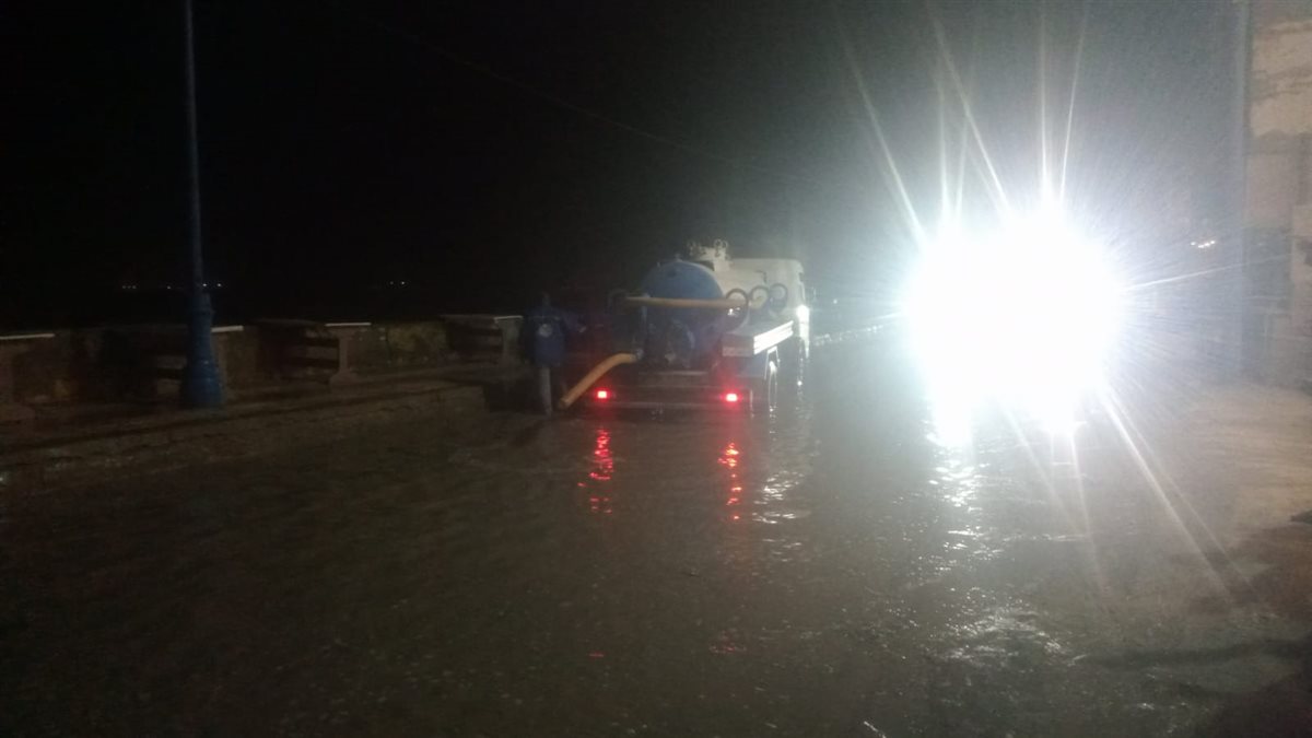 لشدة الرياح.. مياه بحيرة قارون تندفع للطريق العام ومركز إبشواي يتحرك لأحتواء الموقف