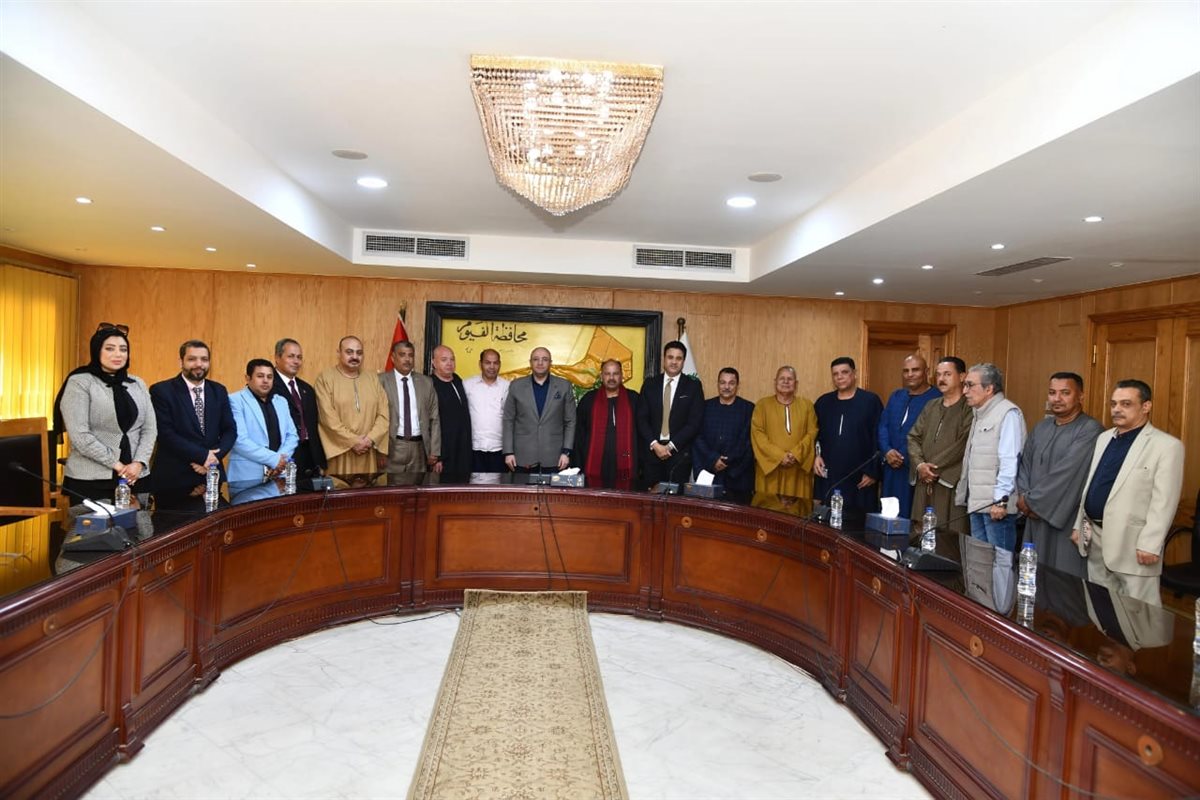 محافظ الفيوم يبحث آليات الارتقاء بالقطاع الزراعي ومناقشة سبل دعم المزارعين وتلبية احتياجاتهم
