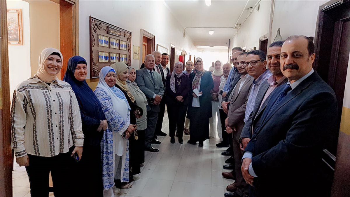 مدير تعليم الفيوم يكرم الموظفين المثاليين بديوان المديرية تقديراً لتميزهم وإخلاصهم في العمل