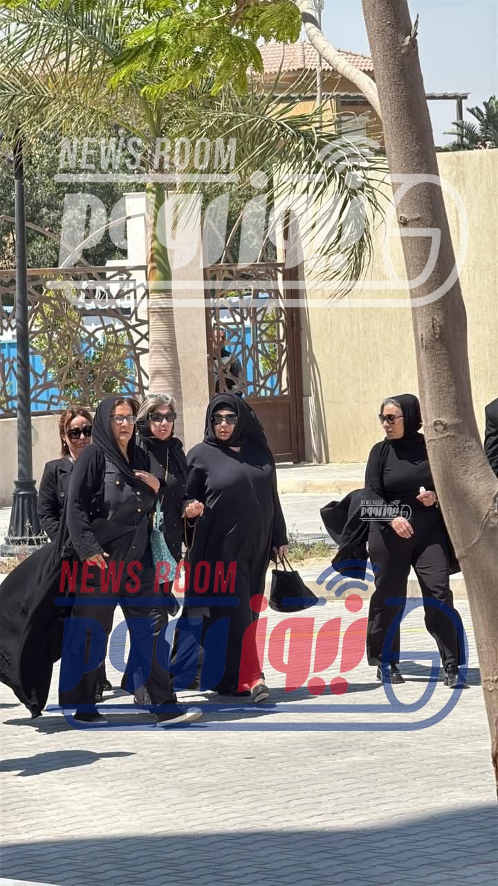 فيفي عبده وبوسي شلبي في جنازة هاني شاكر