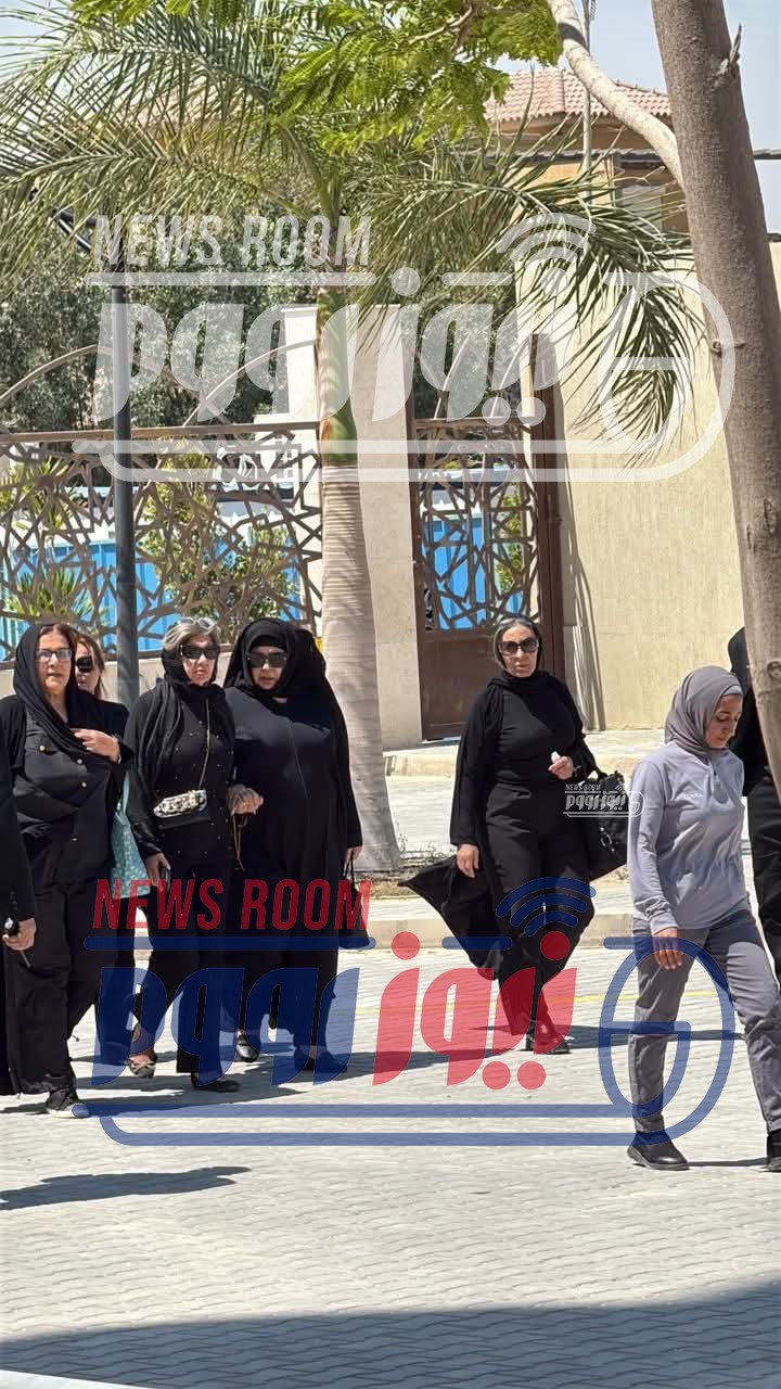فيفي عبده وبوسي شلبي في جنازة هاني شاكر