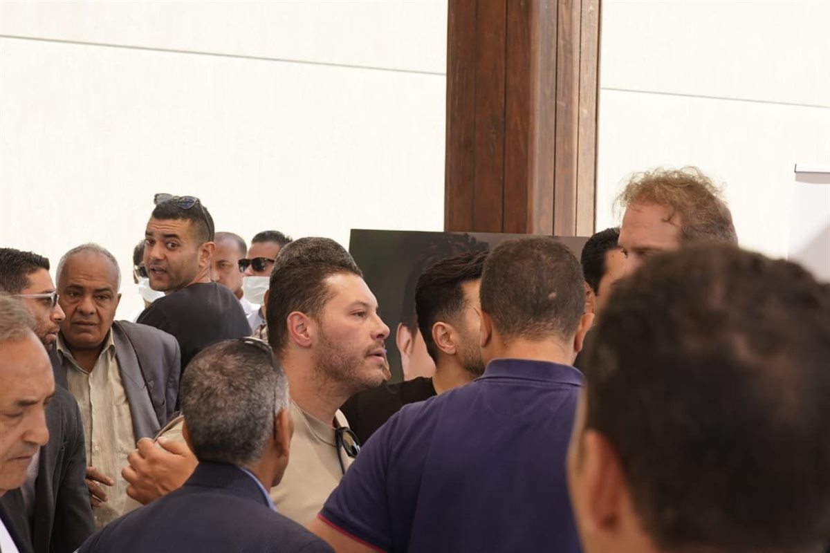 شريف في جنازة والده الفنان هاني شاكر