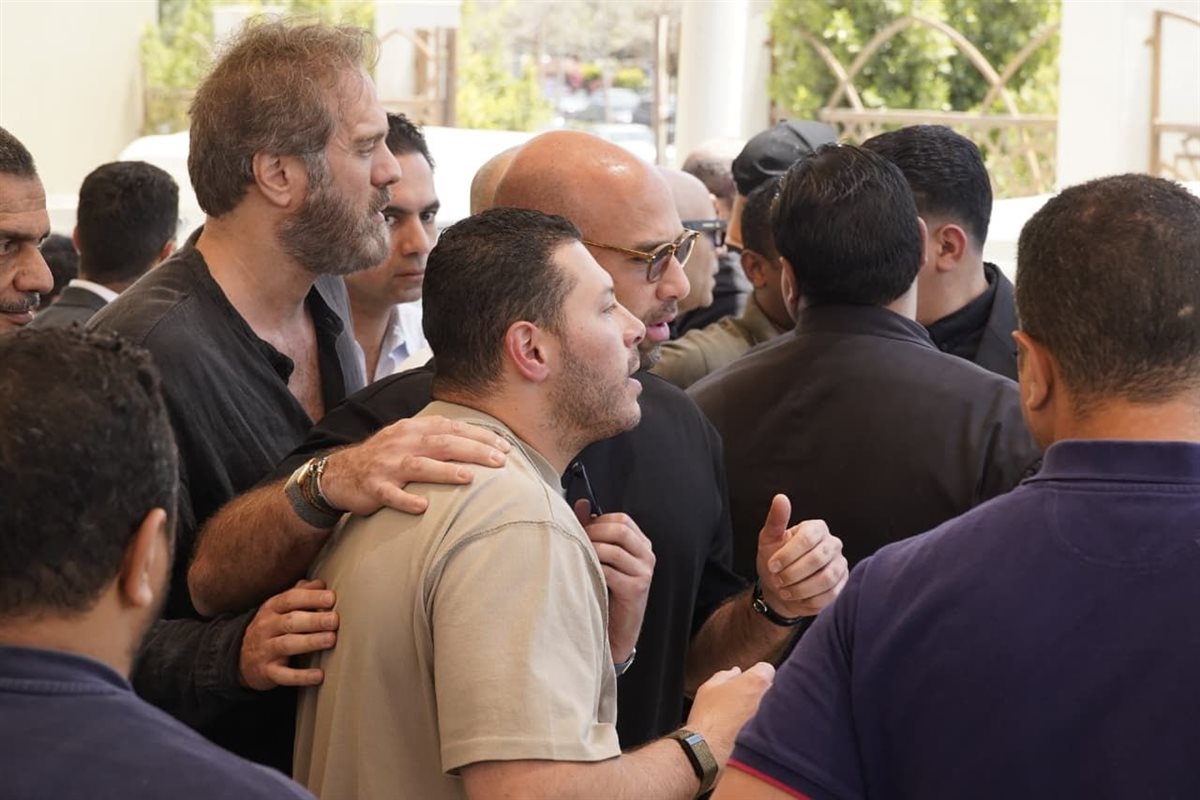شريف في جنازة والده الفنان هاني شاكر