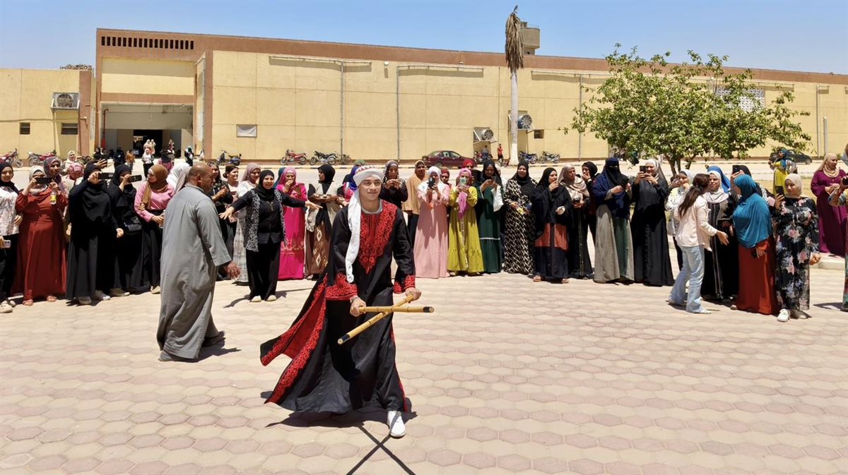 من قلب العزب… عمال الغزل والنسيج يحتفلون بعيدهم بين الفن والوعي ورسائل البناء”