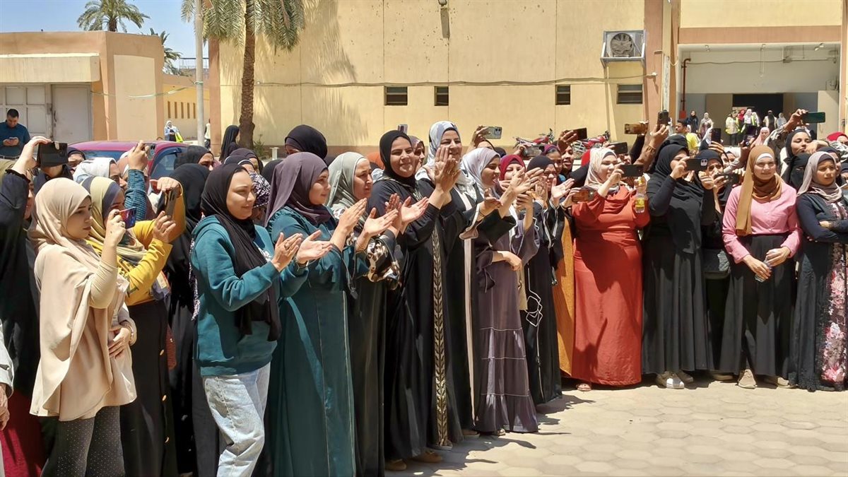 من قلب العزب… عمال الغزل والنسيج يحتفلون بعيدهم بين الفن والوعي ورسائل البناء”