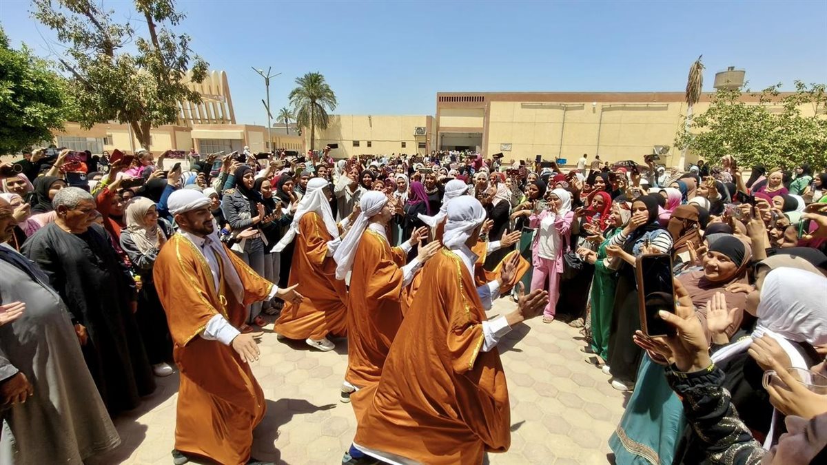 من قلب العزب… عمال الغزل والنسيج يحتفلون بعيدهم بين الفن والوعي ورسائل البناء”