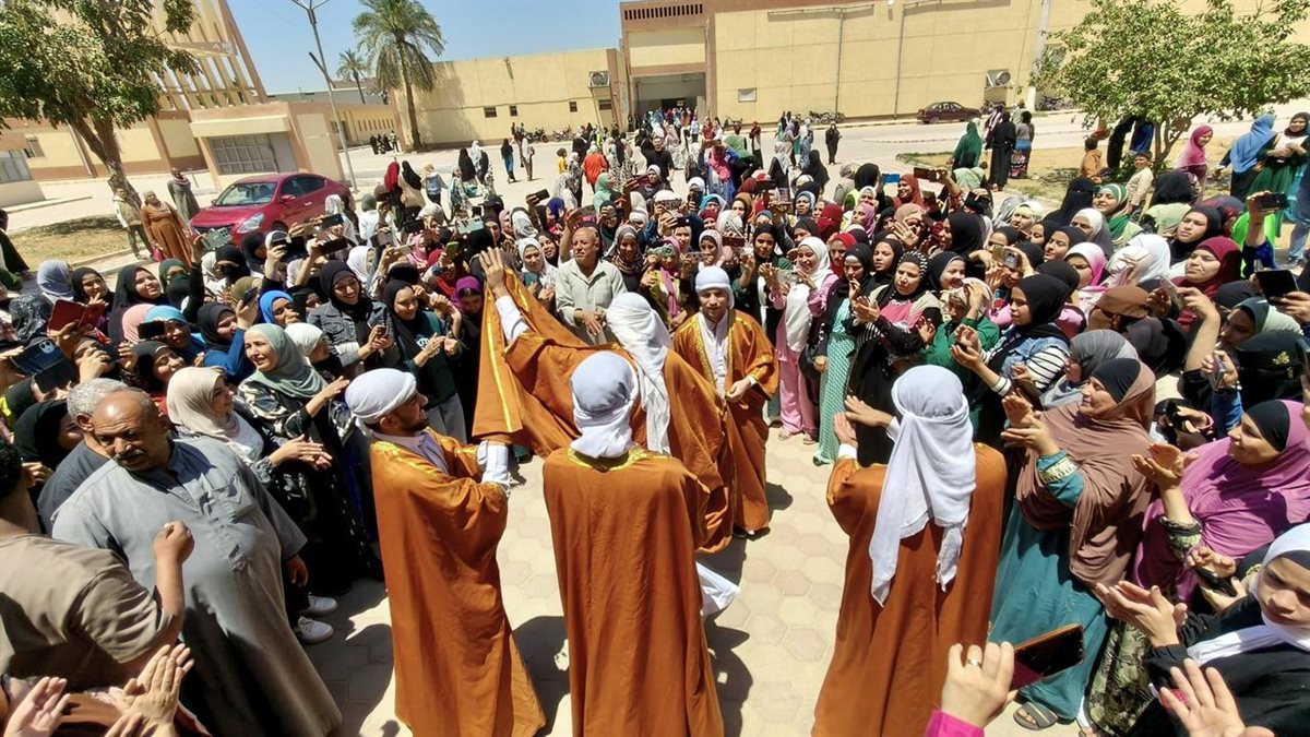 من قلب العزب… عمال الغزل والنسيج يحتفلون بعيدهم بين الفن والوعي ورسائل البناء”