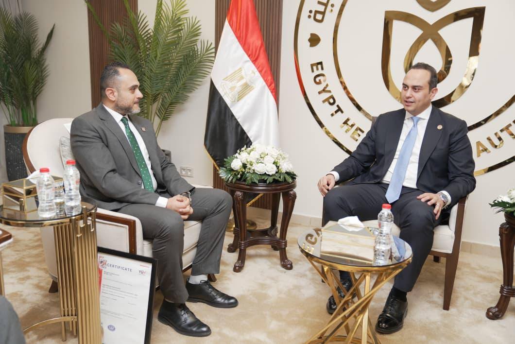 جانب من استلام الشهادة&nbsp;