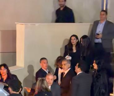 انهيار نهلة توفيق أرملة هاني شاكر أثناء مغادرة العزاء