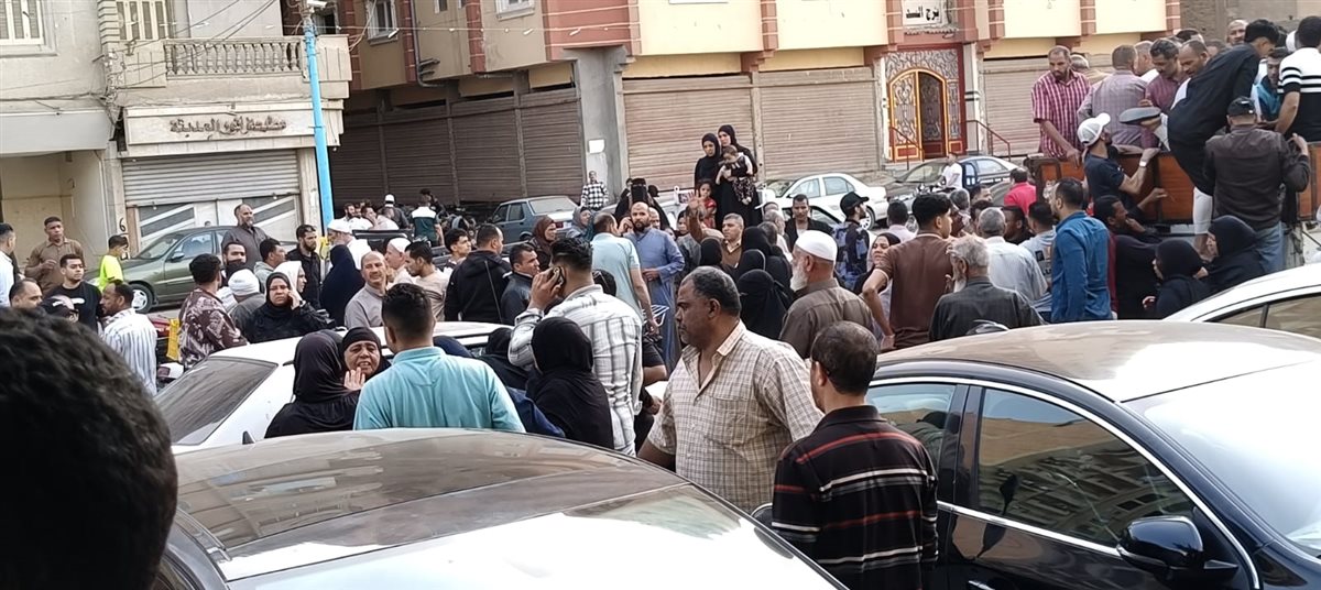 المئات يشيعون جثمان أب لقى مصرع فى حريق شقته وإصيبت زوجته وأولاده بالفيوم