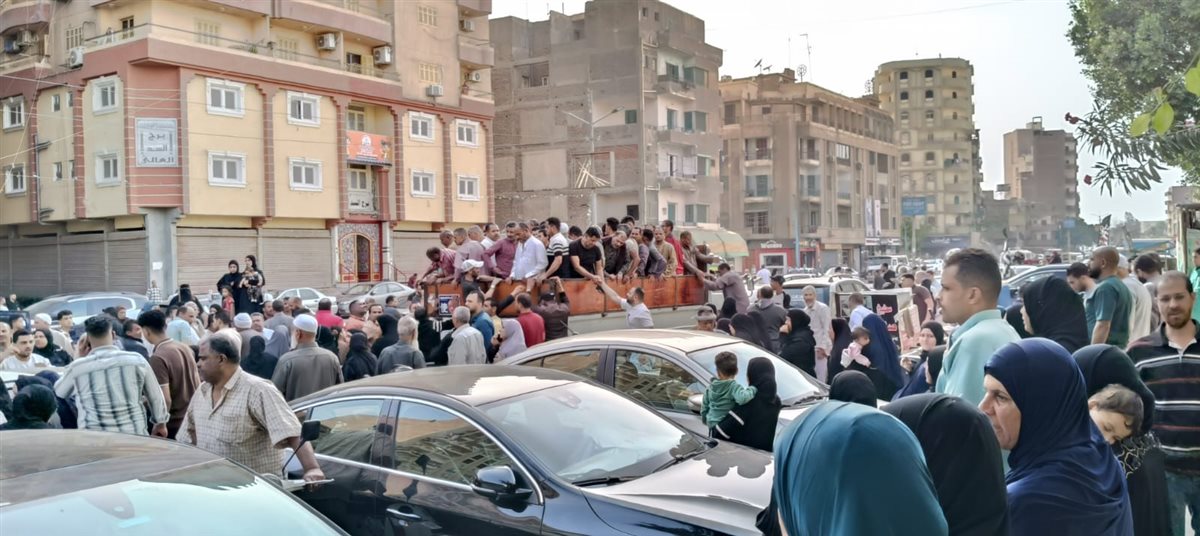 المئات يشيعون جثمان أب لقى مصرع فى حريق شقته وإصيبت زوجته وأولاده بالفيوم