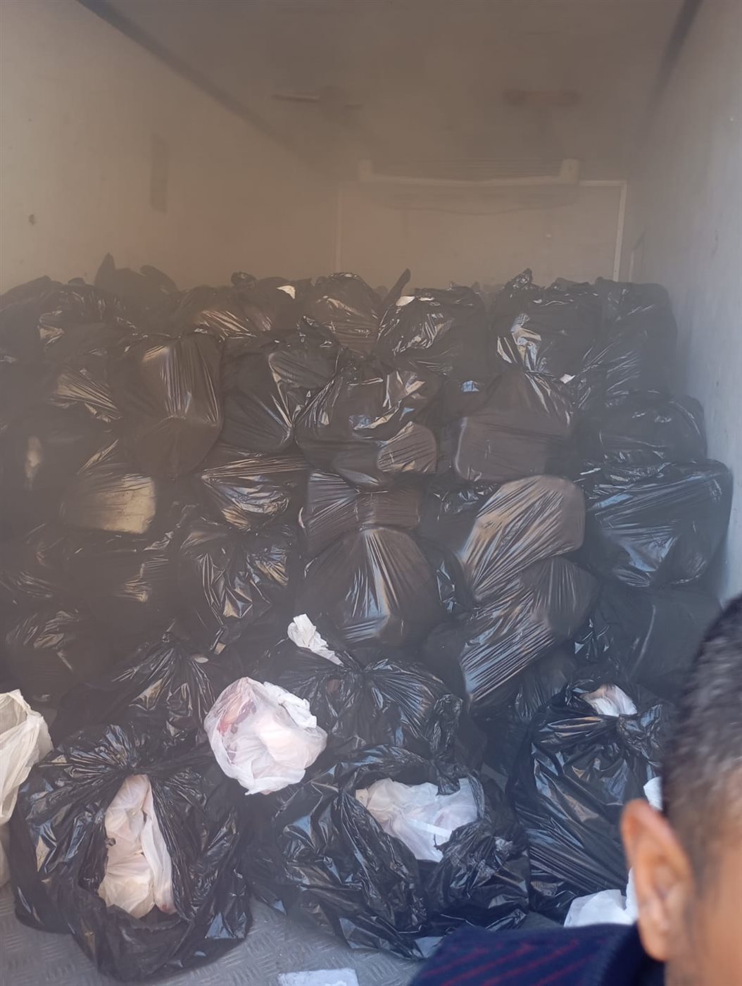 تموين الفيوم يضبط &nbsp;5 طن لحوم مجمده مستورده بدون بيانات تفوح منها رائحة كريهة<br>&nbsp;