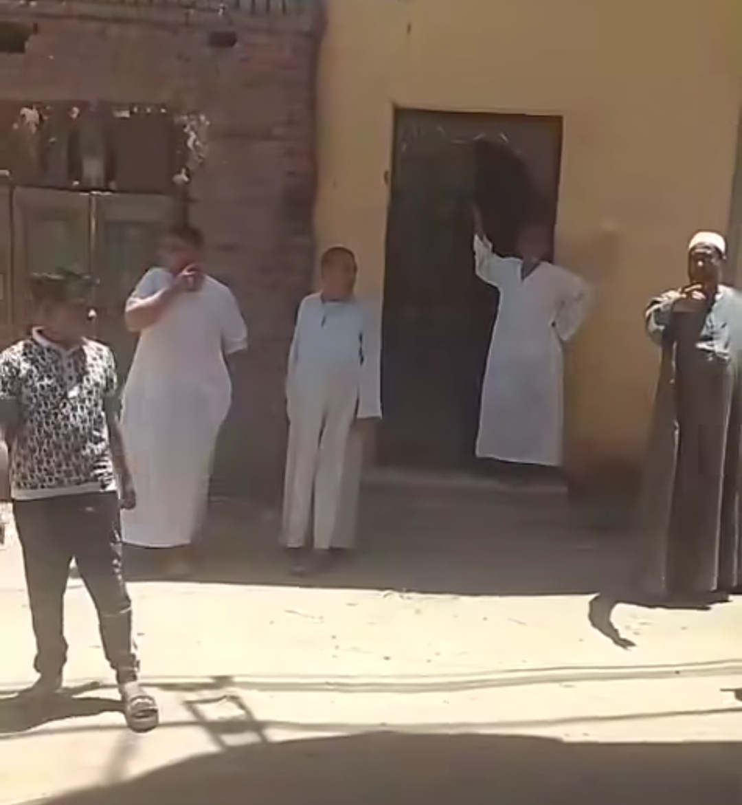 الأهالى امام المسجد&nbsp;