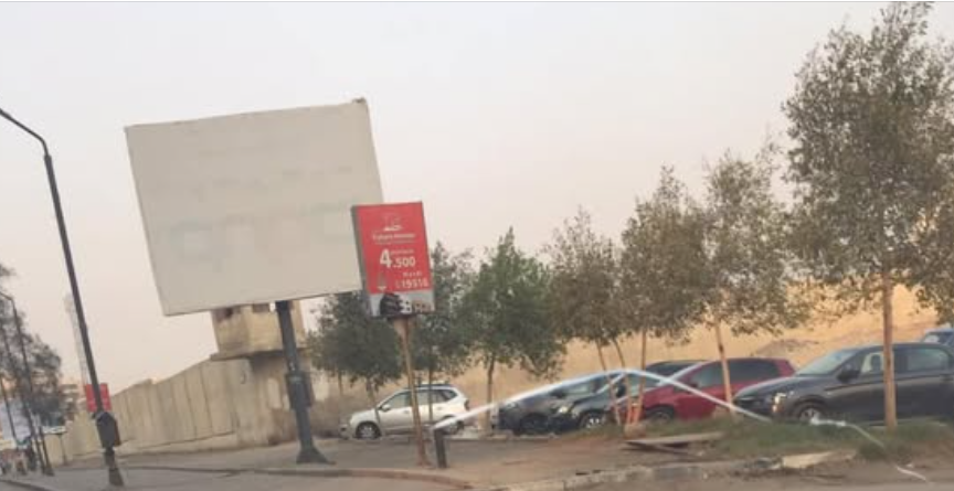 الصورة التي تدعي نزع اللافتة&nbsp;