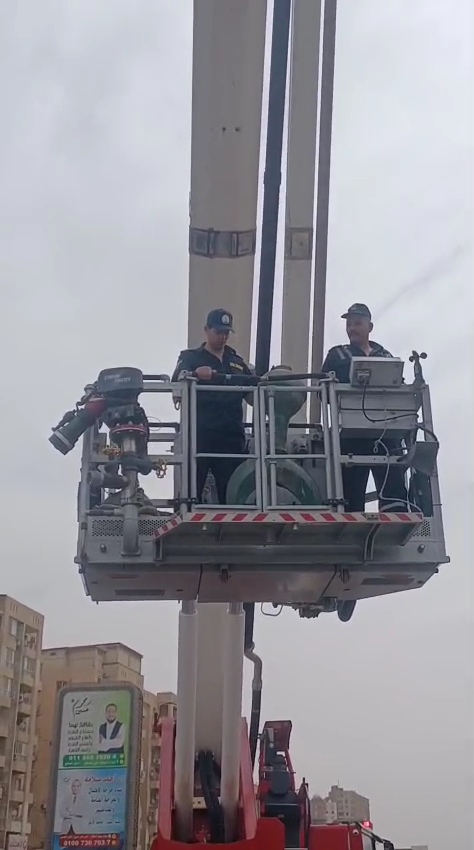 إنقاذ رواد مسجد من وقوع هلال نحاسي ضخم آيل للسقوط بمدينة نصر