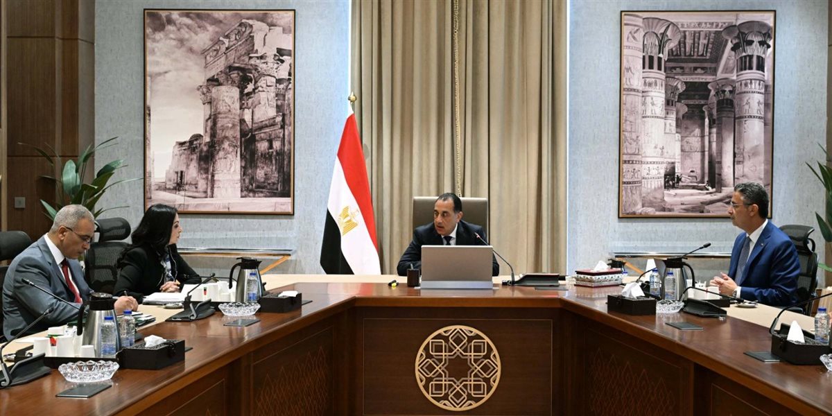 جانب من اجتماع رئيس الوزراء