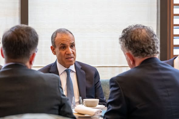<strong>وزير الخارجية يلتقى مع مستشار الأمن القومي البريطاني</strong>