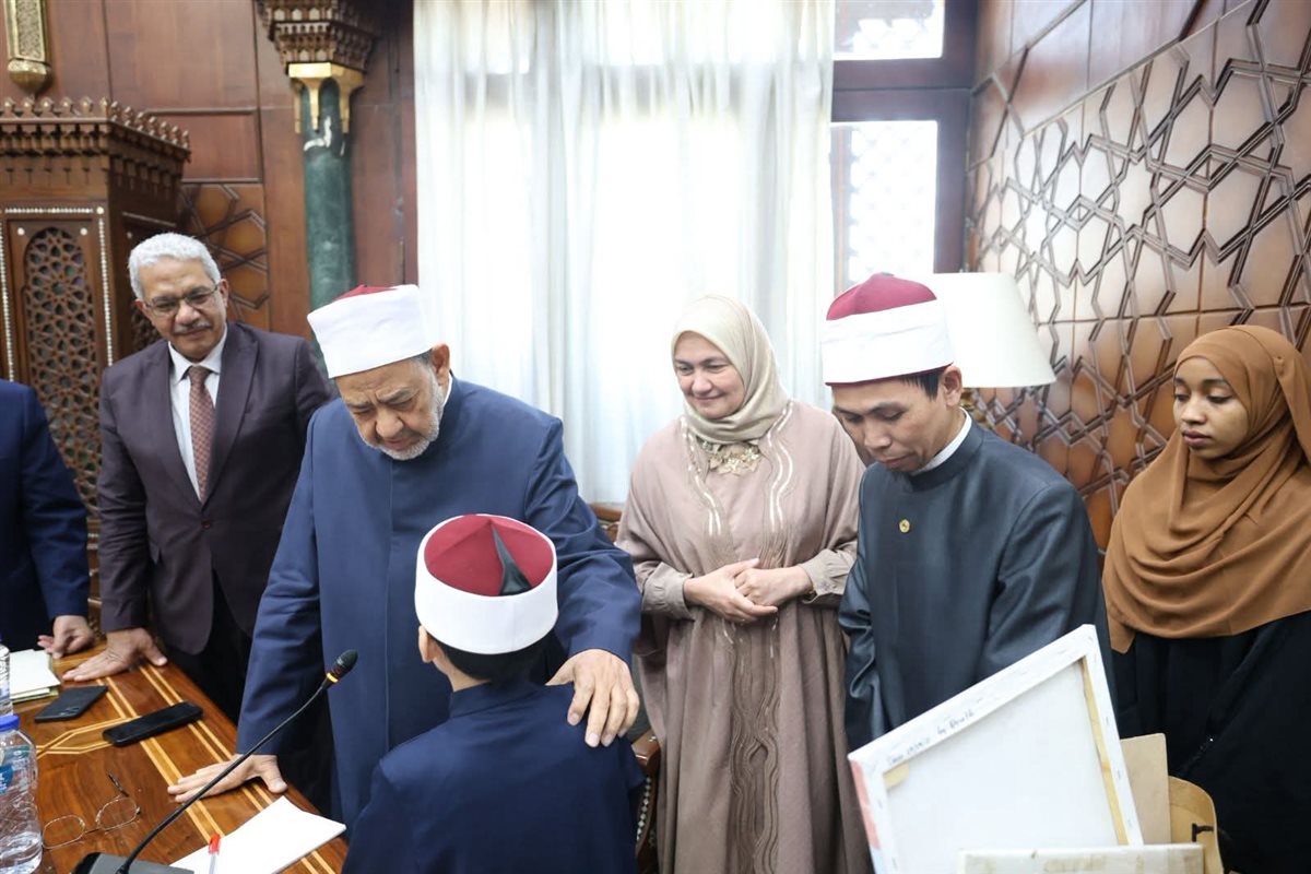 جانب من لقاء شيخ الأزهر بالطلاب الوافدين