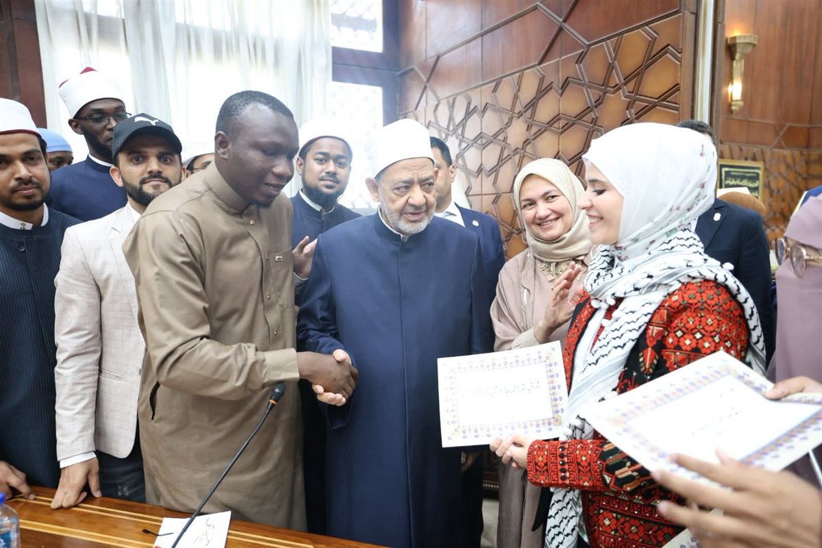 جانب من لقاء شيخ الأزهر بالطلاب الوافدين