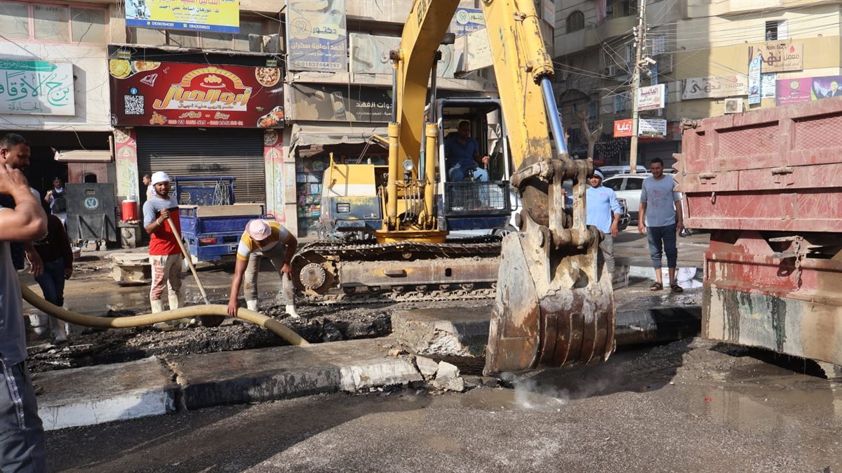 مياه الفيوم: إصلاح كسر طاريء بخط طرد صرف صحي بالحادقة وكسح المياه الناتجة عنه