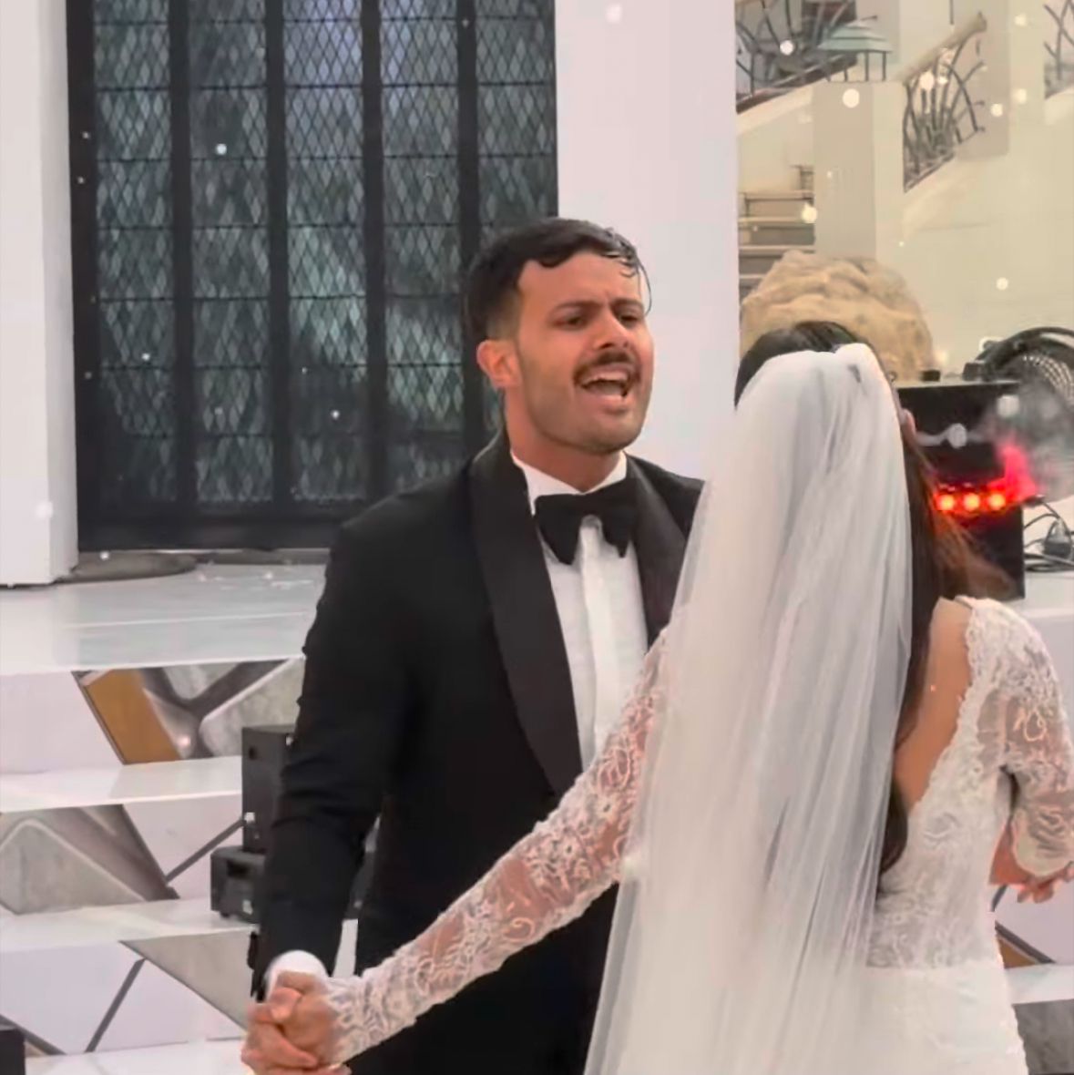 إدوارد يحتفل بحفل زفاف نجله