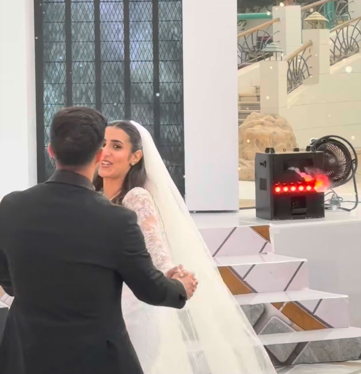 إدوارد يحتفل بحفل زفاف نجله