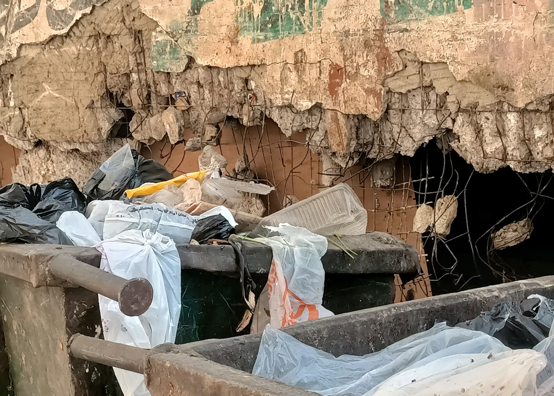 جانب من عشوائية سوق المعهد الديني